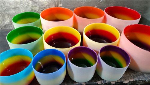 Ensemble de bols chantants en cristal de quartz de couleur arc-en-ciel givré pour la thérapie de l'âme ou la guérison