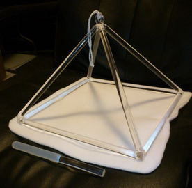 Pyramide chantante en cristal