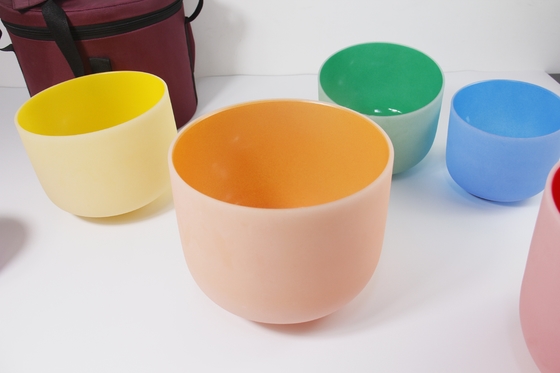 Un ensemble de bols de chant en cristaux de couleur de 8 à 14 pouces.