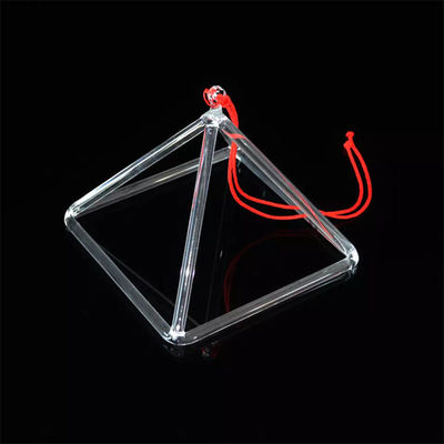 Une forte pyramide chantante en cristal de quartz avec un son parfait.