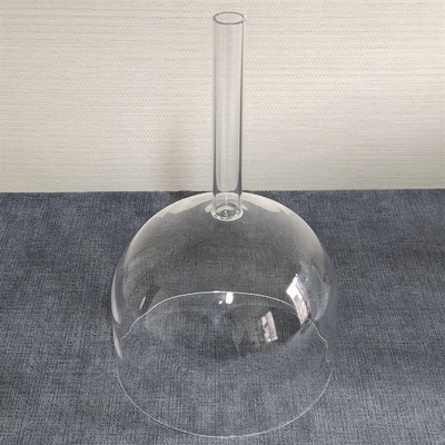 La main cristalline a tenu des bols de chant de cristal pour la guérison du son et l'équilibre du chakra