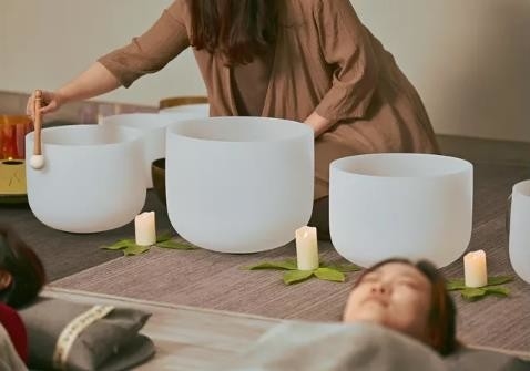 Les sept chakras sont des bols de chant vendus directement pour la thérapie sonore.