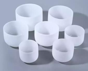 Bouteilles de chant en cristal blanc glacé avec boîtier et marteau de daim pour la thérapie sonore