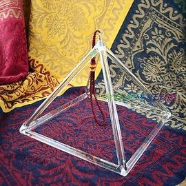 Une forte pyramide chantante en cristal de quartz avec un son parfait.