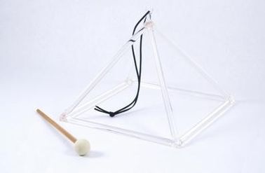 une pyramide de quartz chantant transparent pour guérir le chakra