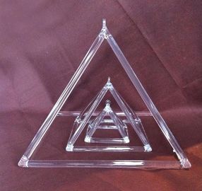 Pyramide de chant en cristal de haute pureté en atelier