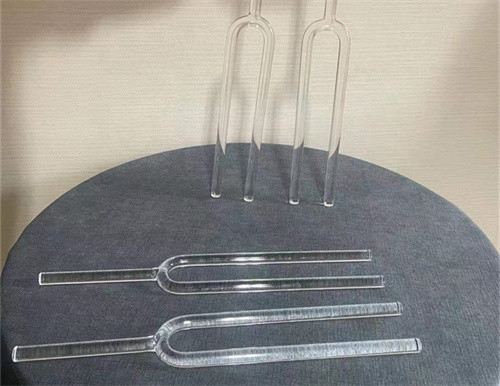 Un ensemble de diapasons en cristal de quartz avec étui de transport et maillet en caoutchouc
