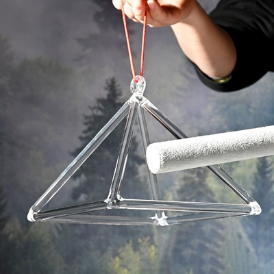 PYRAMIDE CHANTANTE EN CRISTAL DE QUARTZ 8 pouces