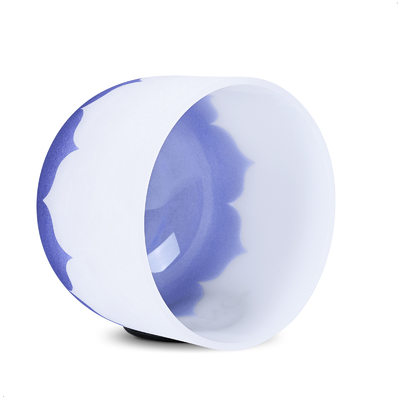 Des bols de chant en cristal avec des chakras de design de lotus