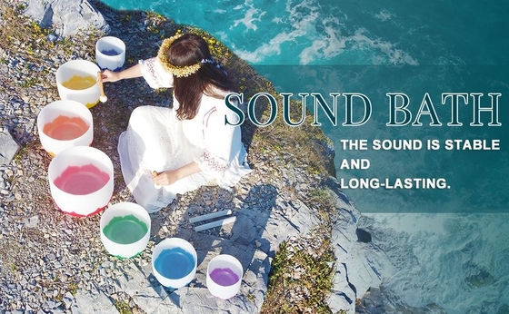 Des bols de chant en cristal avec des chakras de design de lotus