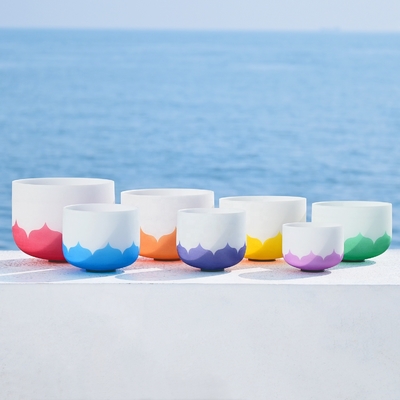Des bols de chant en cristal avec des chakras de design de lotus