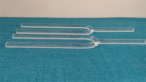 Des fourchettes de réglage en cristal de quartz avec des notes différentes