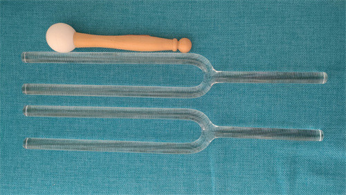 Thérapie sonore fourchette à affûtage en quartz avec marteau en caoutchouc pour un son durable