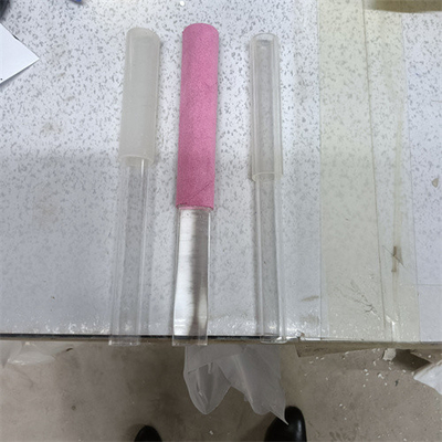 Maçons en cristal pour jouer des bols à chant et des pyramides en quartz