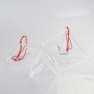 Une forte pyramide chantante en cristal de quartz avec un son parfait.