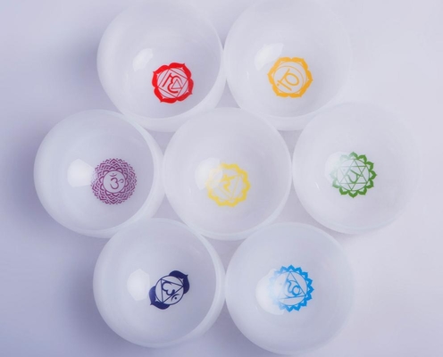 Fournit un bol de chant glacé avec une tonalité de chakra
