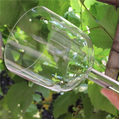 Manipuler un bol en cristal transparent avec des sacs de transport et des maillets, vente directe d'usine