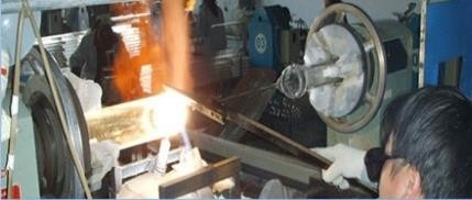 Manipuler un bol en cristal transparent avec des sacs de transport et des maillets, vente directe d'usine