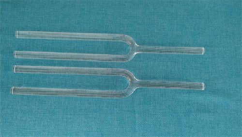 Fours à accorder en cristal de quartz avec différentes notes et étuis pour porteurs violets