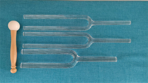 Des fourchettes de réglage en cristal de quartz avec des notes différentes