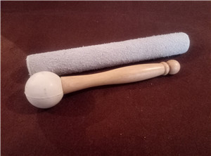 Un bâton en suède pour chanter un bol de cristal