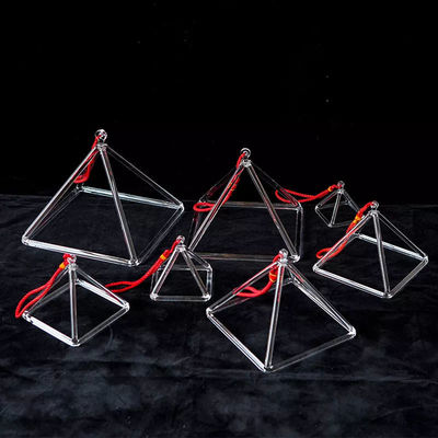 Une forte pyramide chantante en cristal de quartz avec un son parfait.