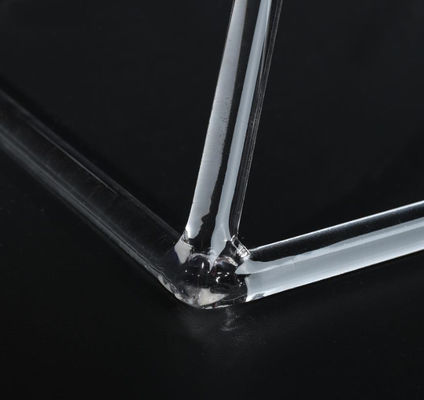 Une forte pyramide chantante en cristal de quartz avec un son parfait.