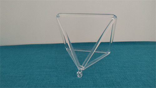Une pyramide chantante de cristal pour guérir.