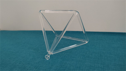 Des pyramides chantantes en cristal de quartz