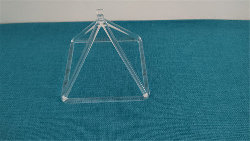 Une pyramide chantante de cristal pour guérir.