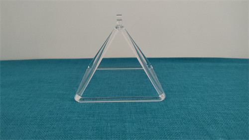 Une pyramide chantante de cristal pour guérir.