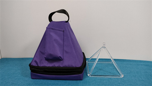 Pyramide de quartz avec accessoires