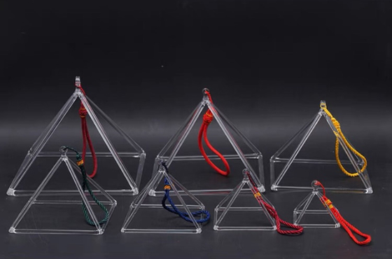 Une pyramide chantante en quartz de bonne qualité