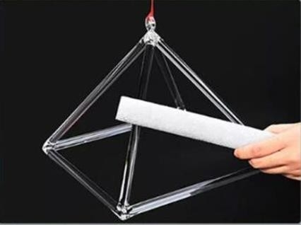 Une pyramide chantante en quartz de bonne qualité
