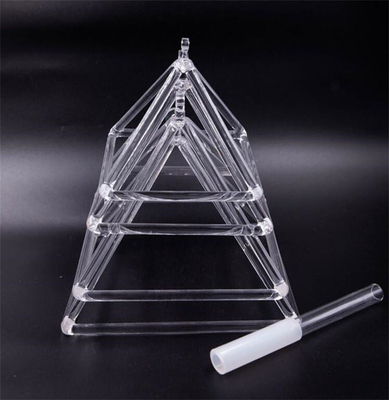 Une pyramide chantante en quartz de bonne qualité