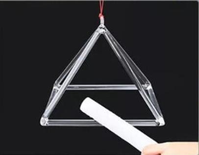 Une pyramide chantante en quartz de bonne qualité