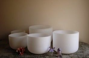 Fabricant direct Bol chantant en quartz blanc accordé aux chakras avec joints toriques et note de chakra FSB951