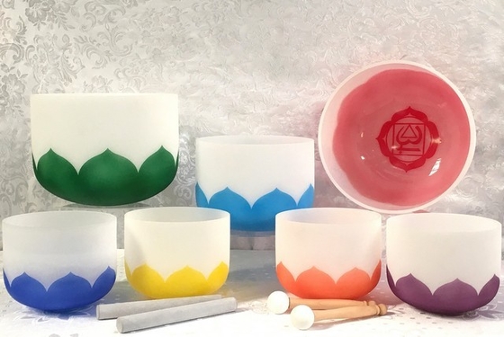 Fournit un bol de chant glacé avec une tonalité de chakra