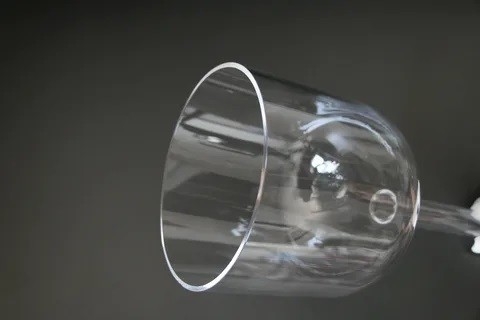Manipuler un bol chantant en cristal de quartz clair de 6 à 8 pouces pour un son durable