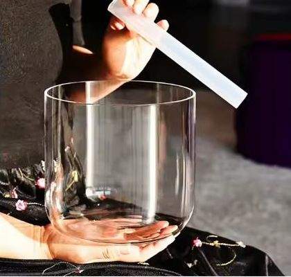 Un bol de chant en cristal clair pour la thérapie sonore.
