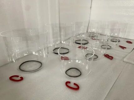 Des bols de chant de cristal clair de 6 à 10 pouces.