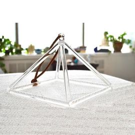 une pyramide de quartz chantant transparent pour guérir le chakra