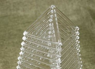 Les pyramides chantantes en quartz au son parfait sont livrées avec un maillet en cristal