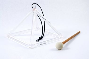 Les pyramides chantantes en quartz au son parfait sont livrées avec un maillet en cristal