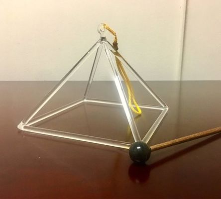 Les pyramides chantantes en quartz au son parfait sont livrées avec un maillet en cristal
